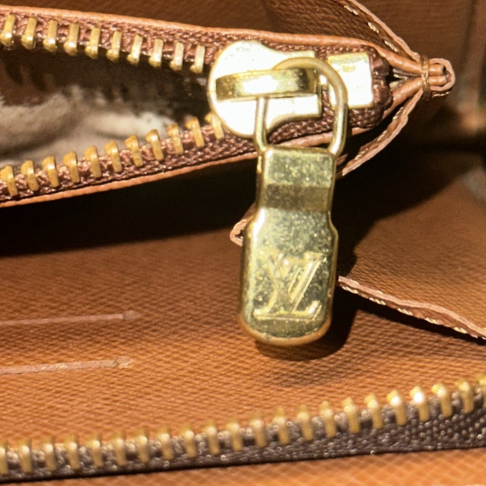Louis Vuitton Long Zippy Wallet - Picture 11 of 12